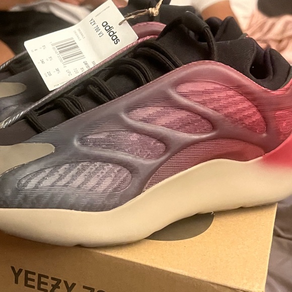 Yeezy 700 - Picture 4 of 9